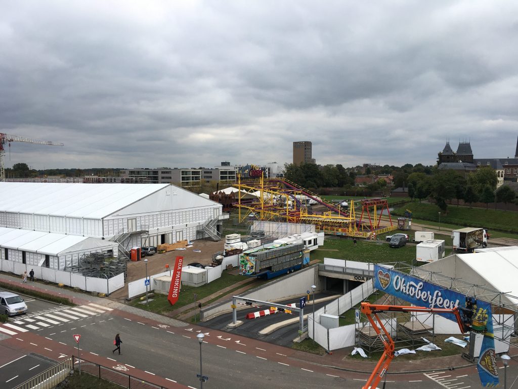 Terrein van het Oktoberfeest in opbouw